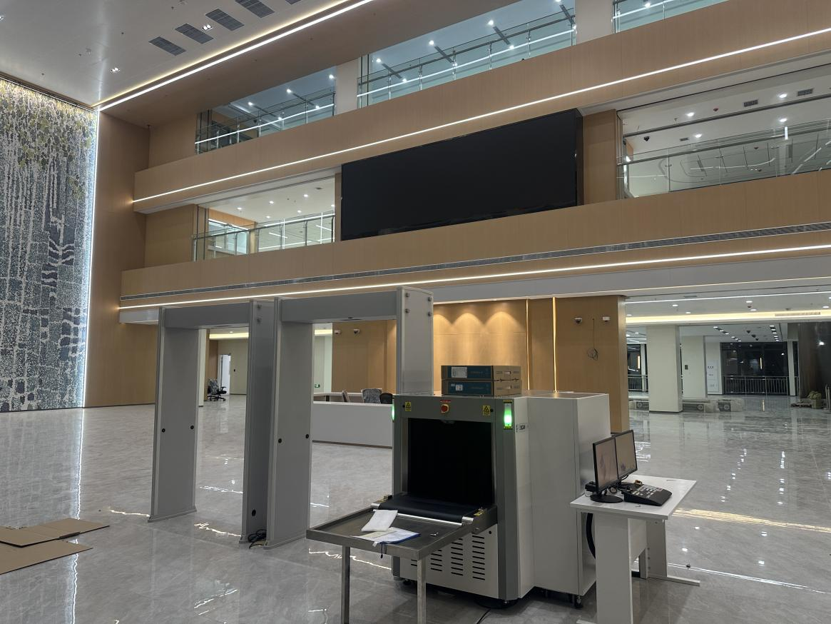 Ang mga makina ng inspeksyon sa seguridad ay patuloy na ipinadala mula sa People's Hospital