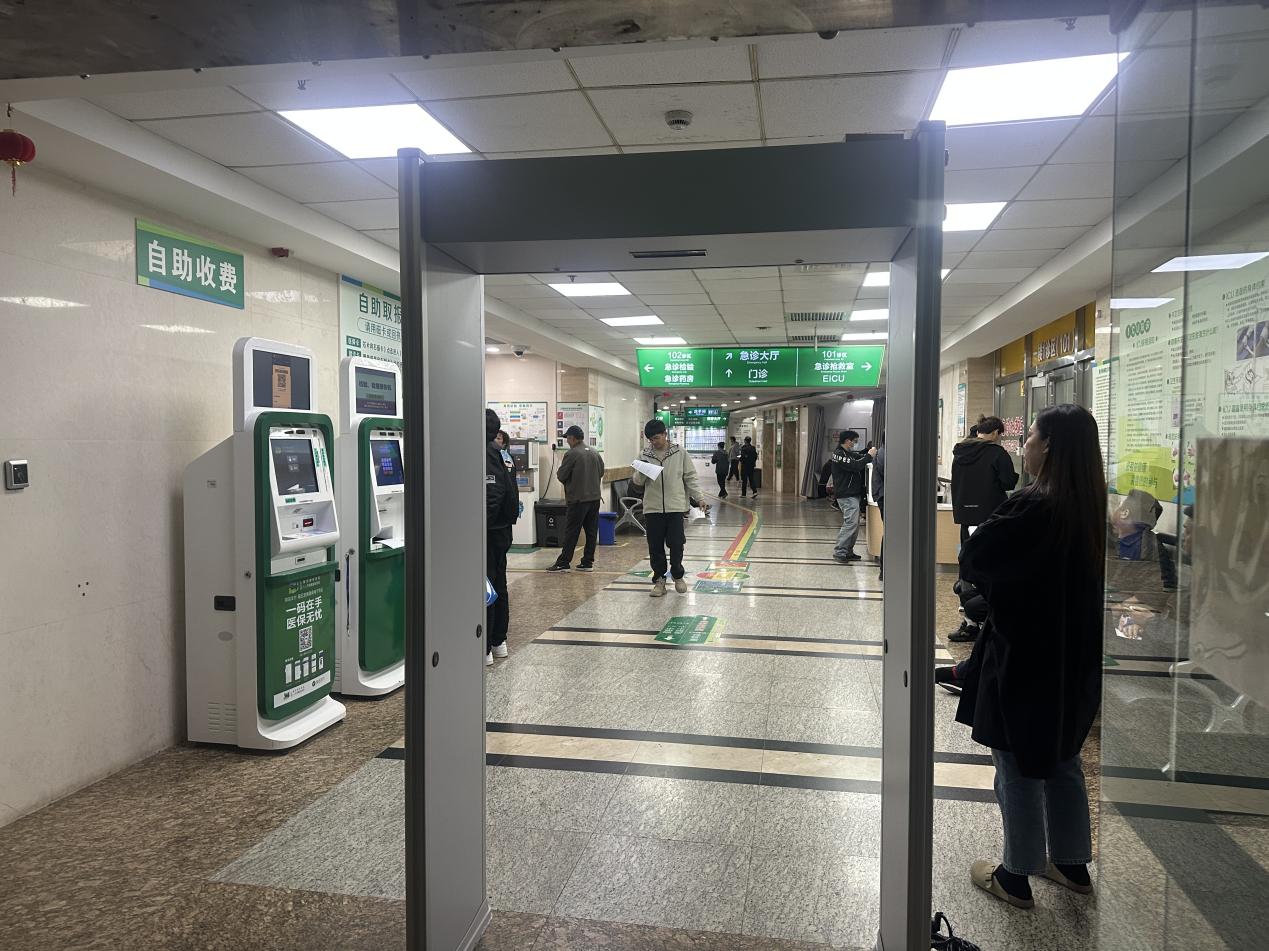 Anong pagpapanatili ang kinakailangan para sa mga pintuan ng inspeksyon sa seguridad?